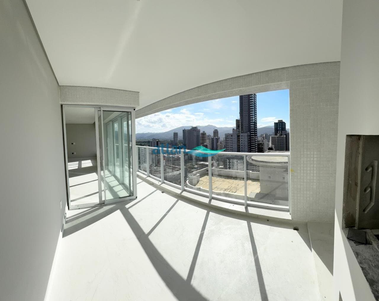 Apartamento 3 suítes em Meia Praia — Meia Praia