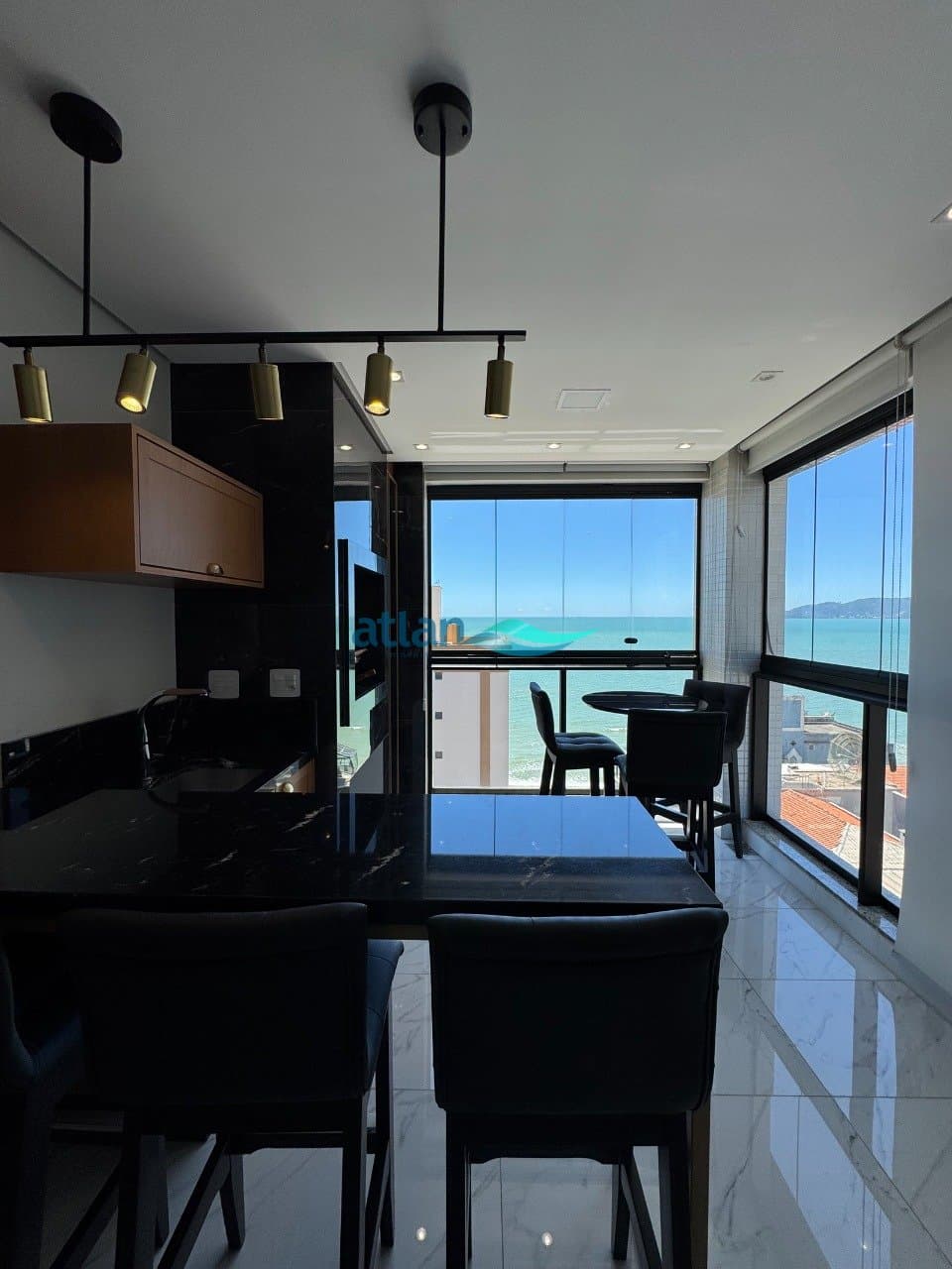 Apartamento 4 suítes em Meia Praia — Meia Praia