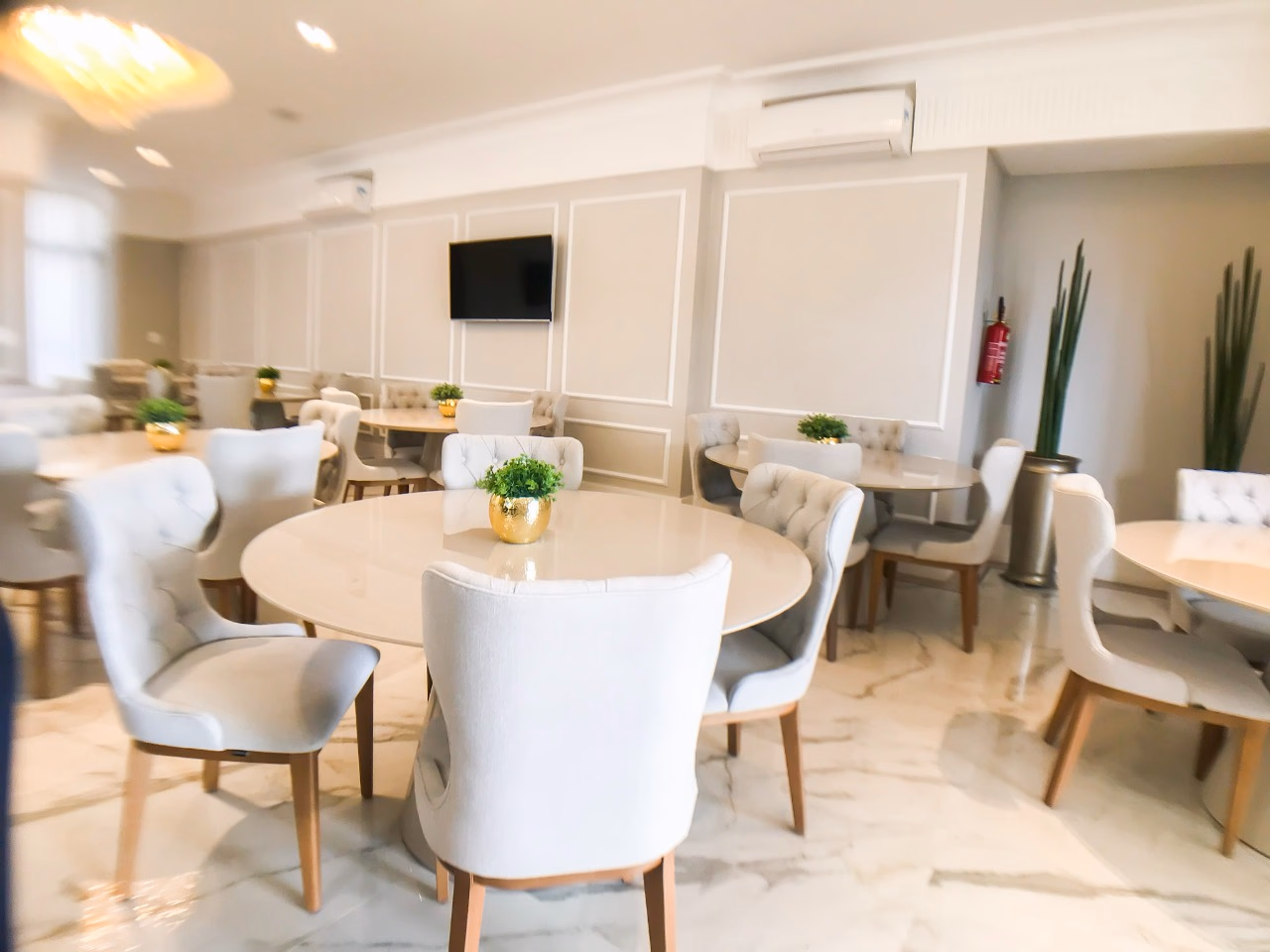 Apartamento frente avenida a venda no Villa de Siena em Meia Praia, Itapema