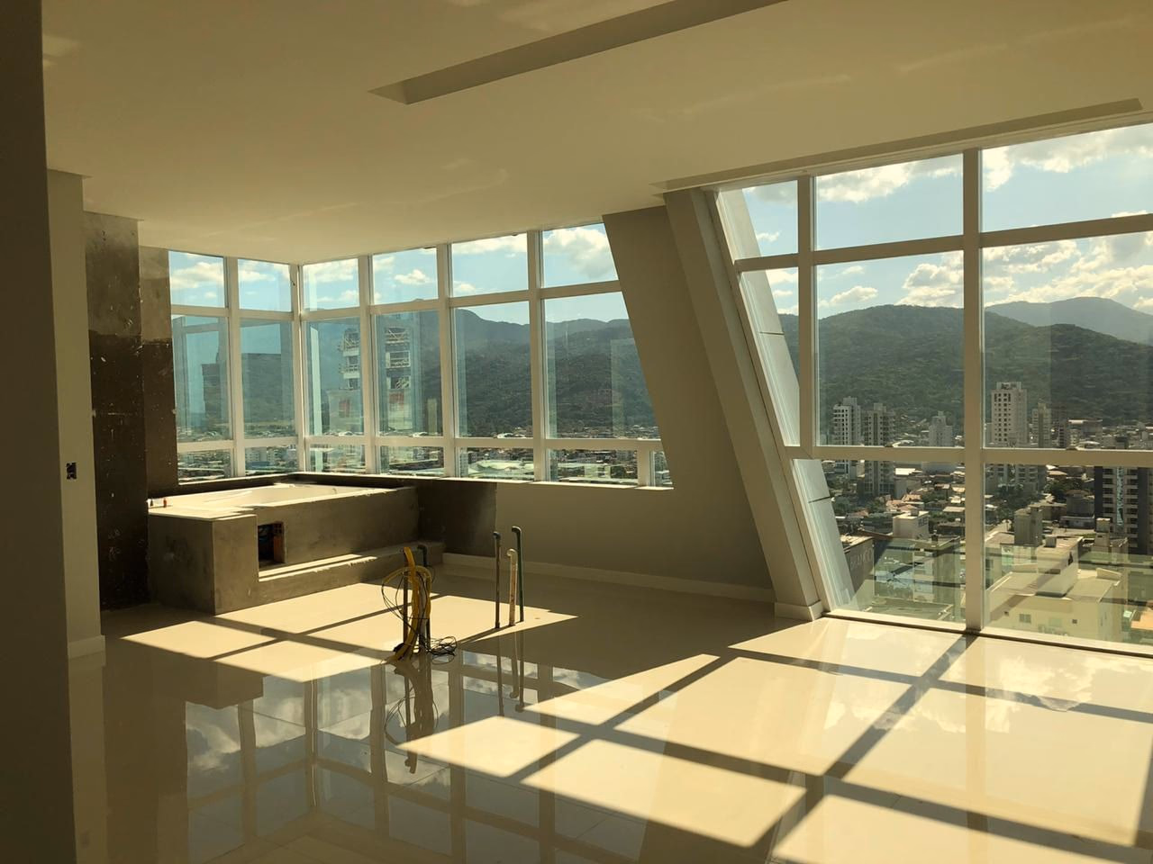 Cobertura 5 suítes em Meia Praia — Meia Praia, Itapema