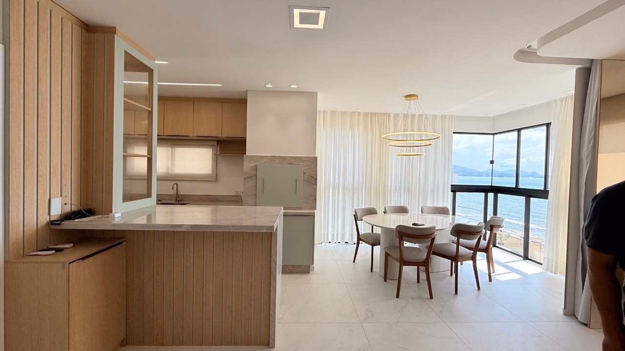 Apartamento 2 suítes em Meia Praia — Meia Praia