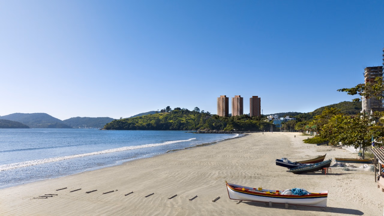 A Praia das Vieiras com os barcos de pesca, e as três torres ao fundo