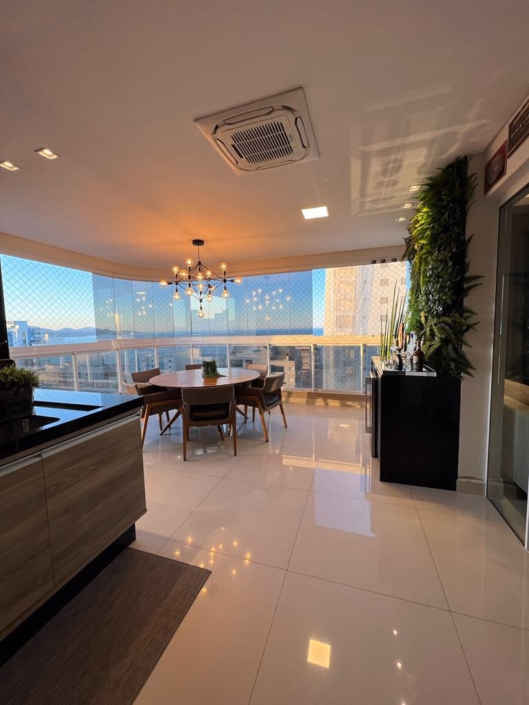 Apartamento 3 suítes em Meia Praia — Meia Praia