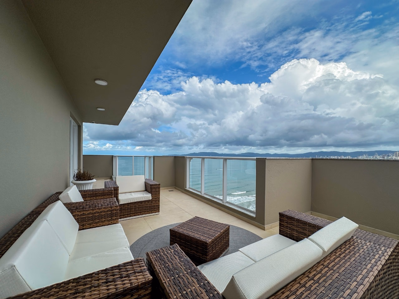 Apartamento 3 suítes em Meia Praia — Meia Praia, Itapema