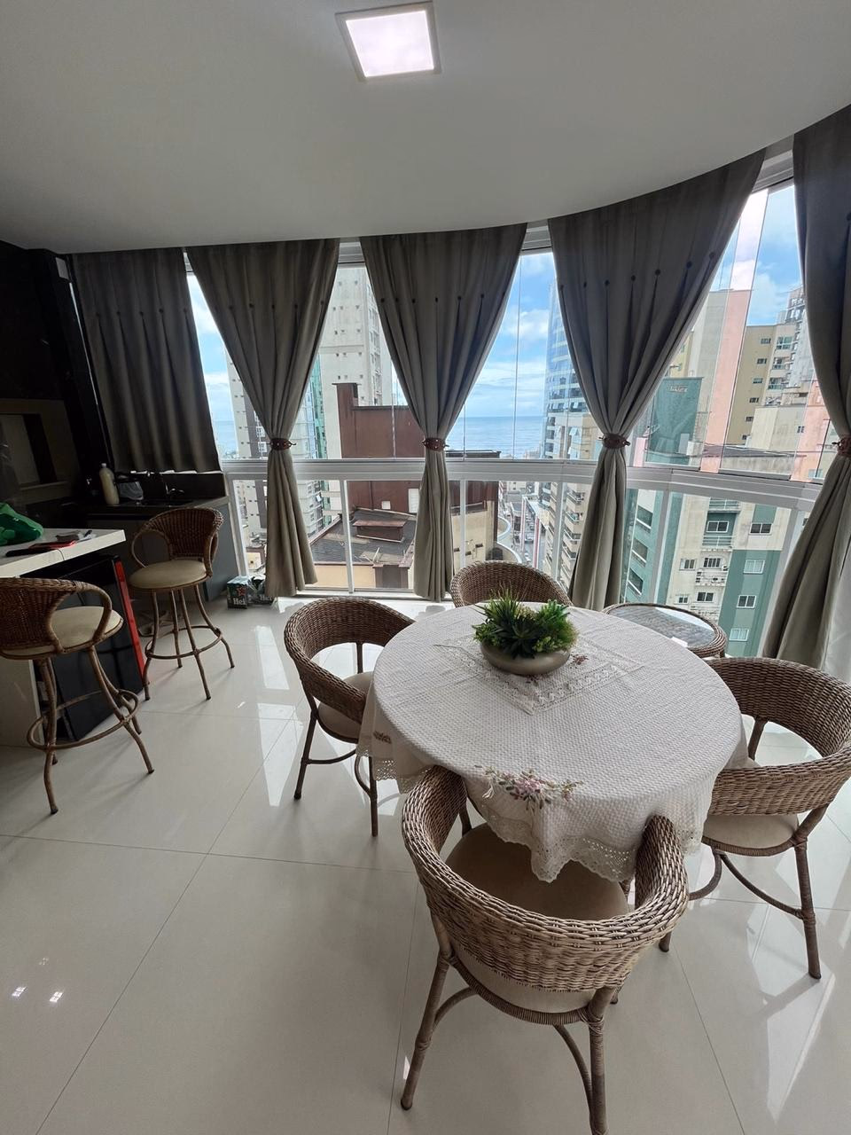 Apartamento 4 suítes em Meia Praia — Meia Praia