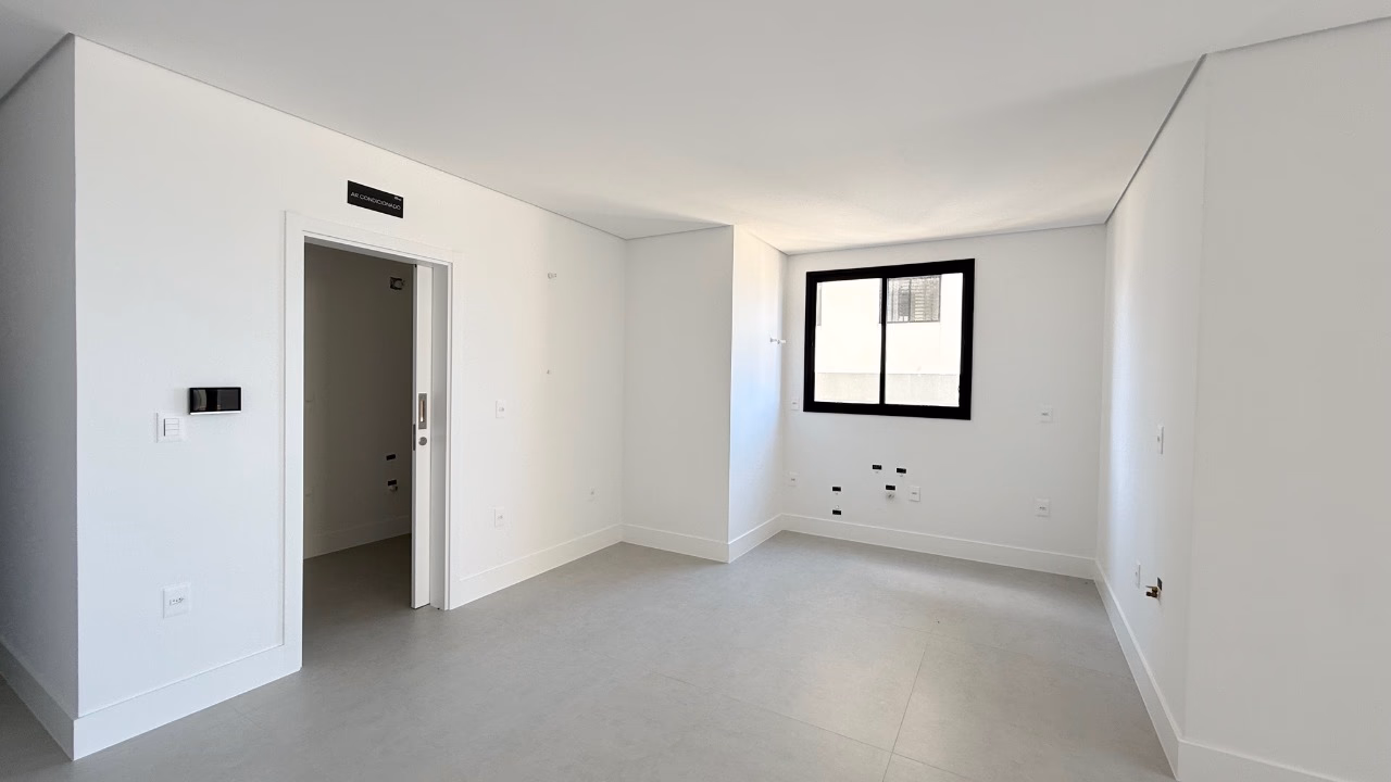 Apartamento 4 suítes em Meia Praia — Meia Praia, Itapema