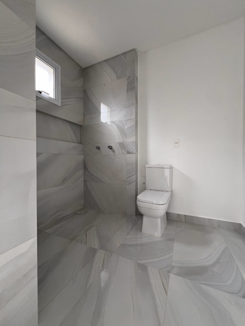 Apartamento 4 suítes em Meia Praia — Meia Praia, Itapema