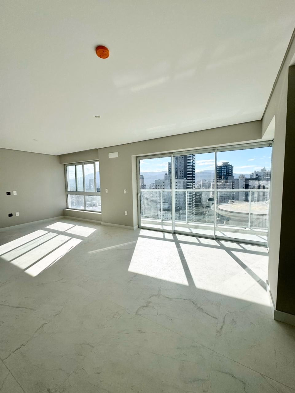 Apartamento 3 suítes em Meia Praia — Meia Praia, Itapema