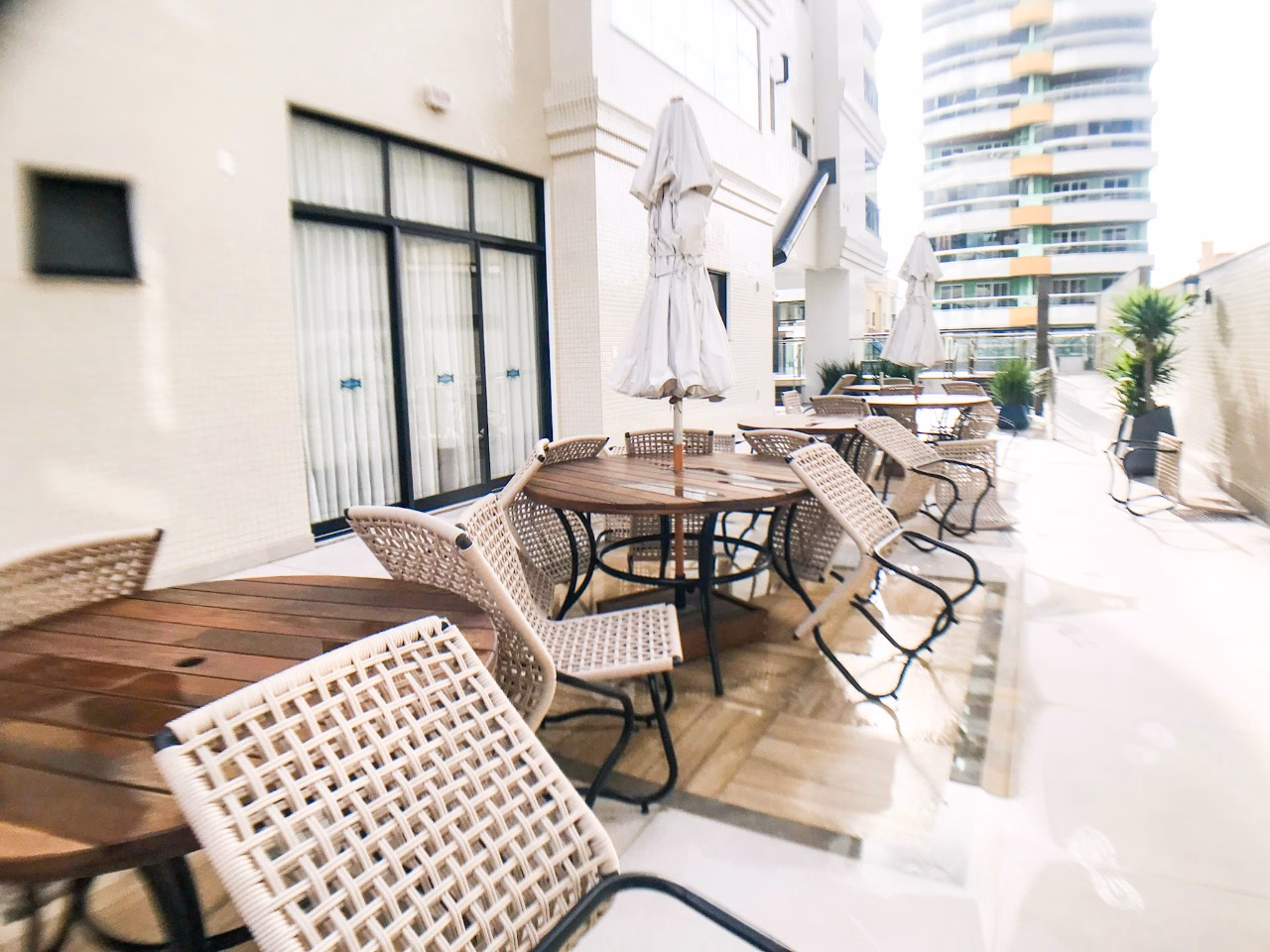 Apartamento frente avenida a venda no Villa de Siena em Meia Praia, Itapema