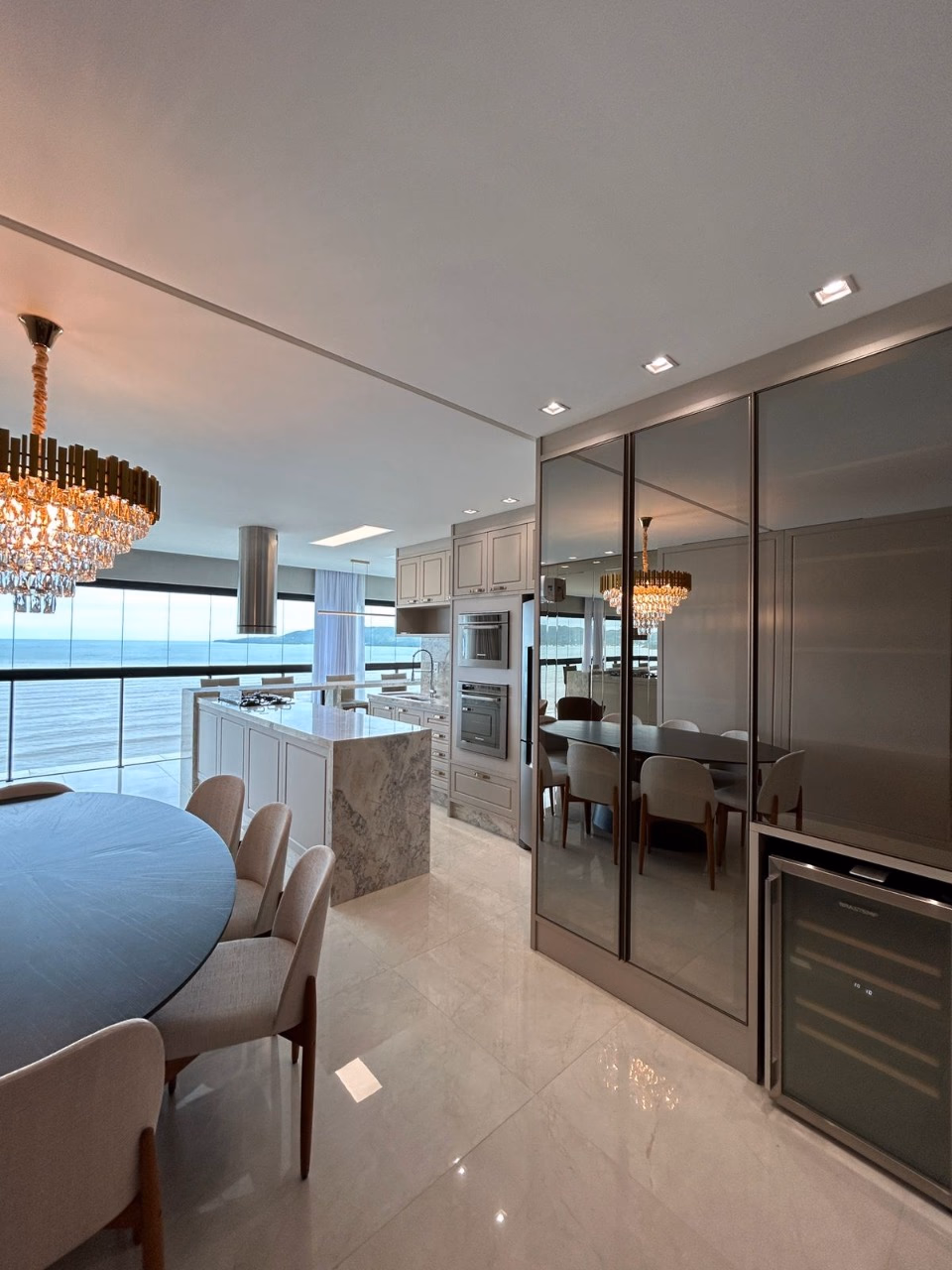 Apartamento 4 suítes em Meia Praia — Meia Praia, Itapema