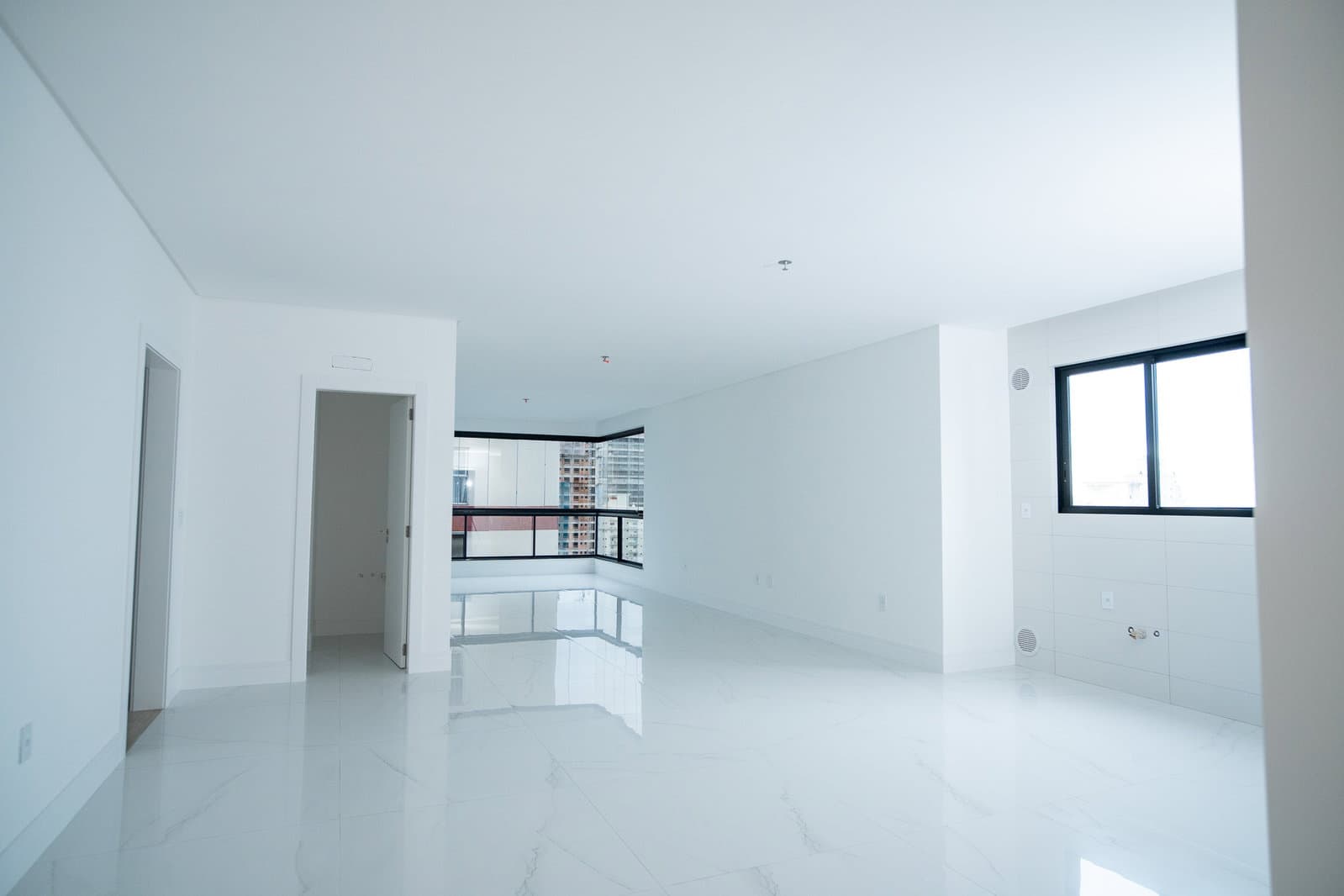Apartamento 4 suítes em Meia Praia — Meia Praia, Itapema
