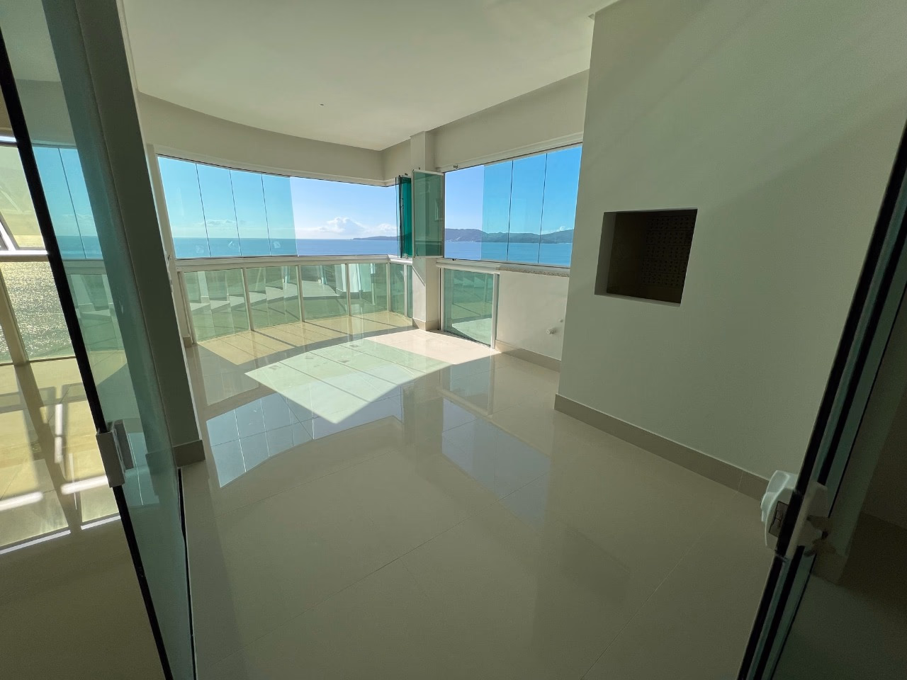Apartamento 4 suítes em Meia Praia — Meia Praia, Itapema