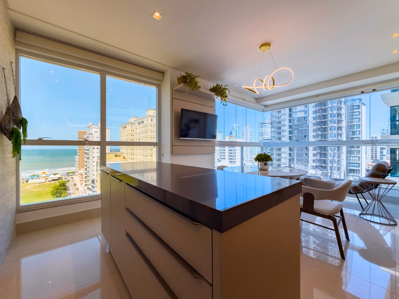 Apartamento 4 suítes em Meia Praia — Meia Praia