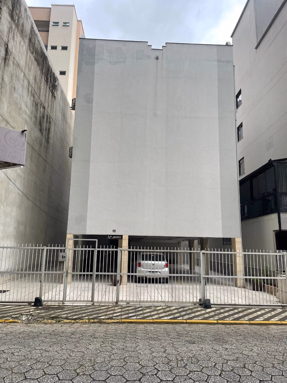 Edifício Janaina — Meia Praia