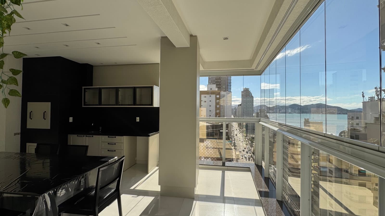 Apartamento 4 suítes em Meia Praia — Meia Praia, Itapema