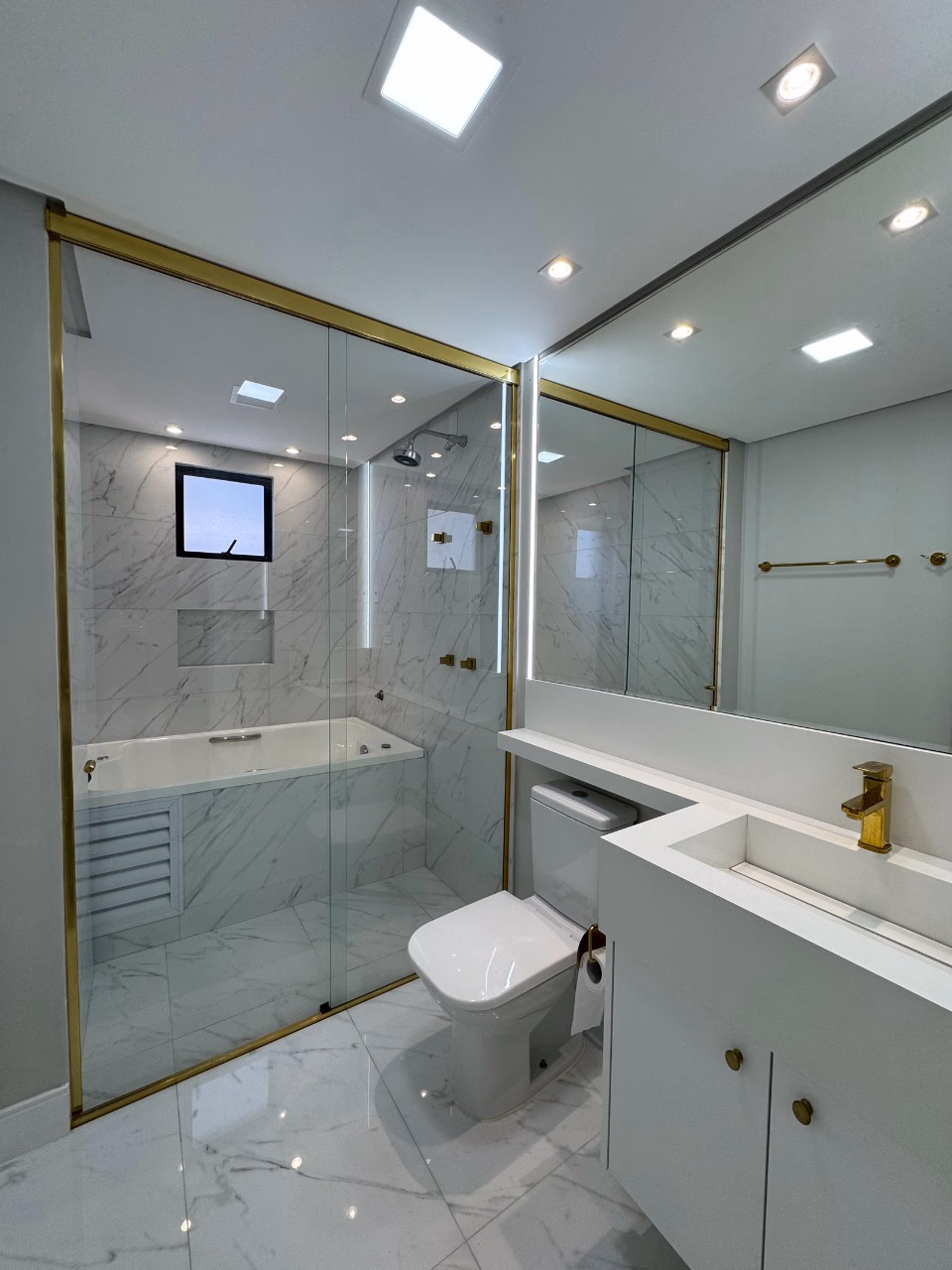 Apartamento 4 suítes em Meia Praia — Meia Praia, Itapema