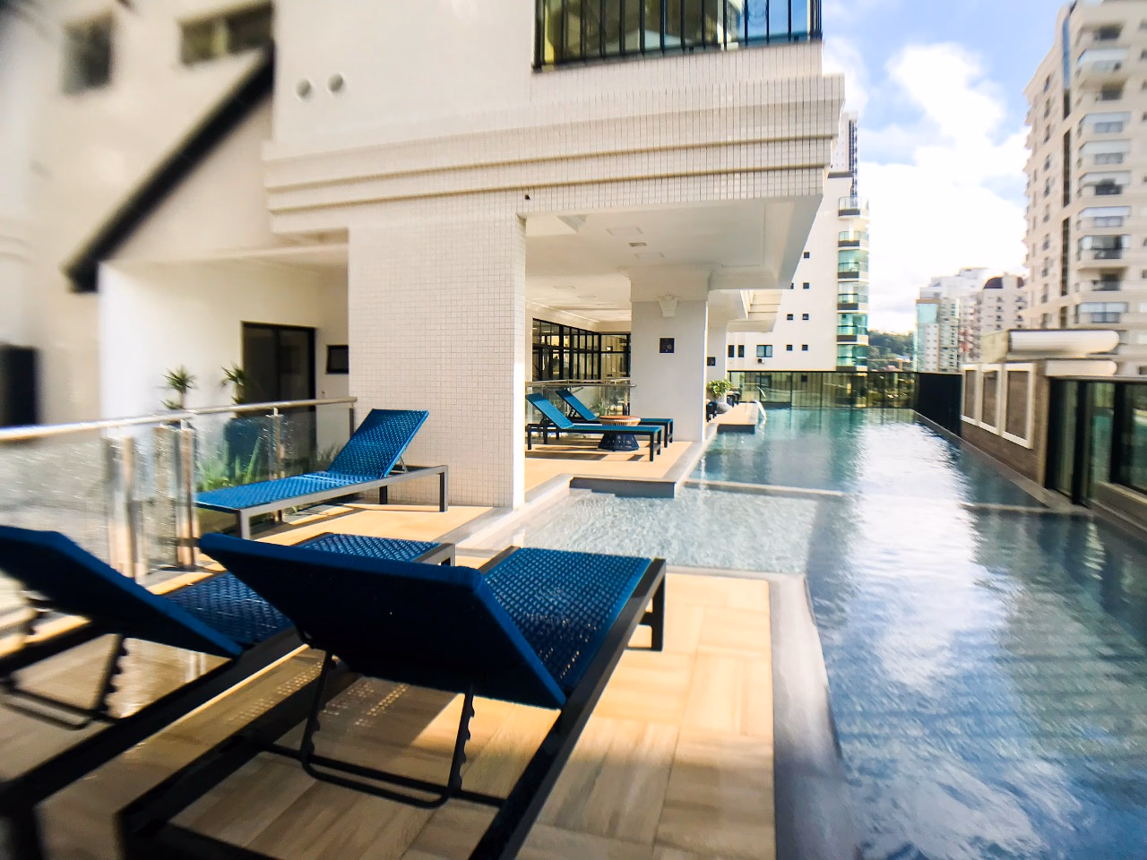 Apartamento frente avenida a venda no Villa de Siena em Meia Praia, Itapema