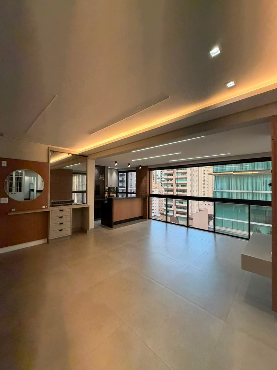 Apartamento 4 suítes em Meia Praia — Meia Praia, Itapema
