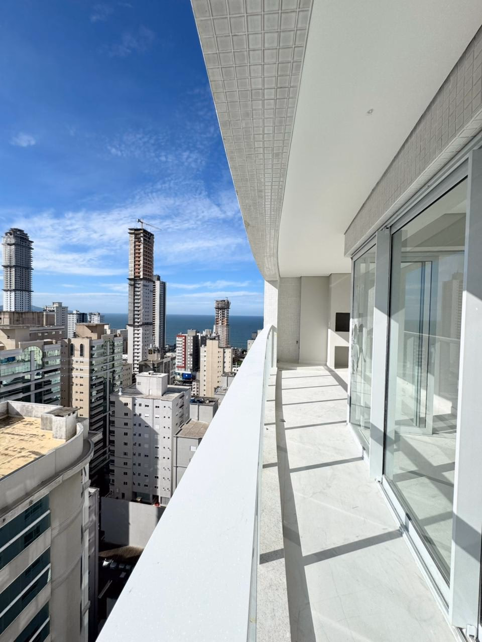 Apartamento 3 suítes em Meia Praia — Meia Praia, Itapema