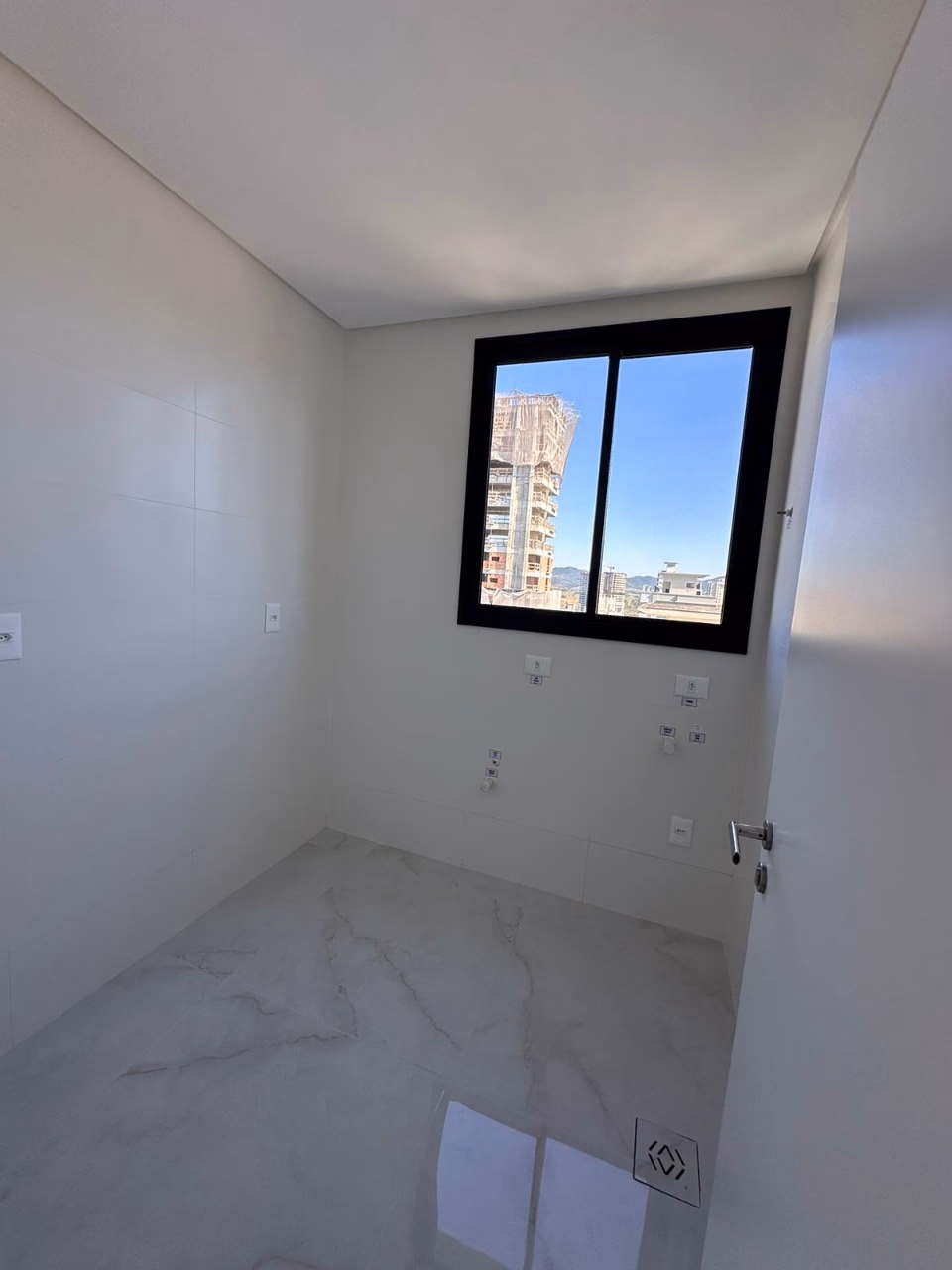 Apartamento 3 suítes em Meia Praia — Meia Praia, Itapema