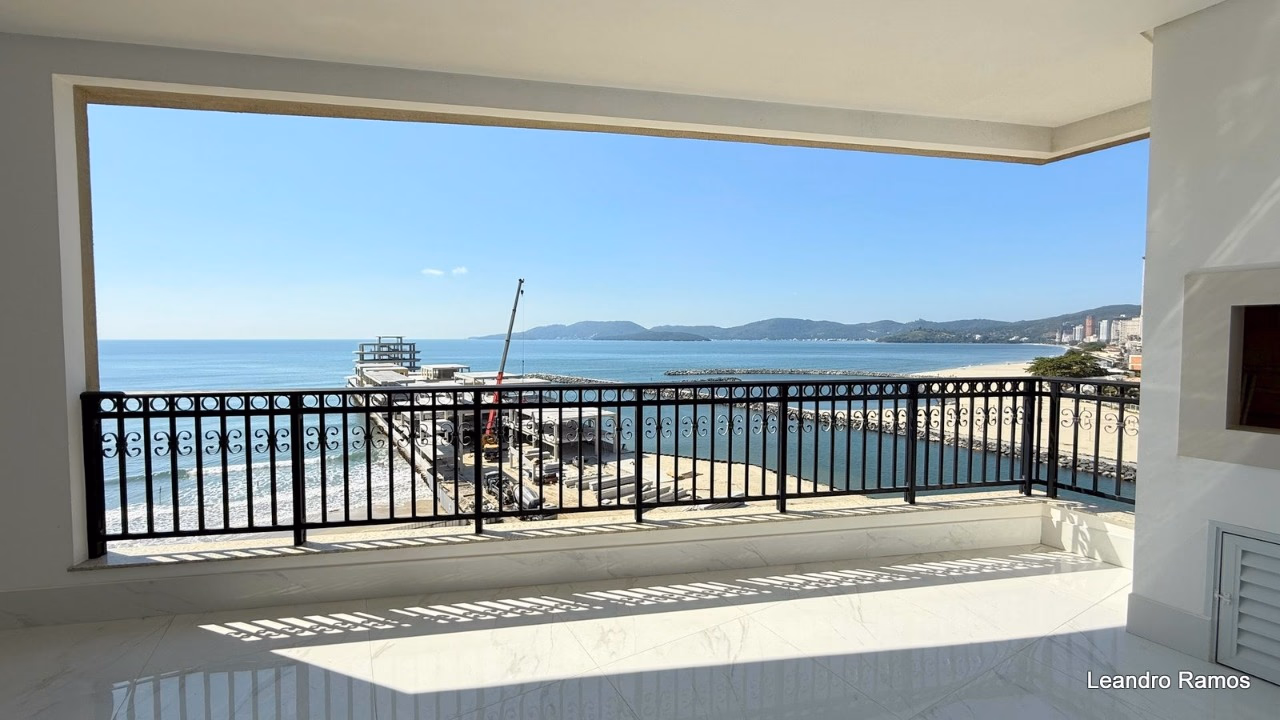 Apartamento 4 suítes em Meia Praia — Meia Praia