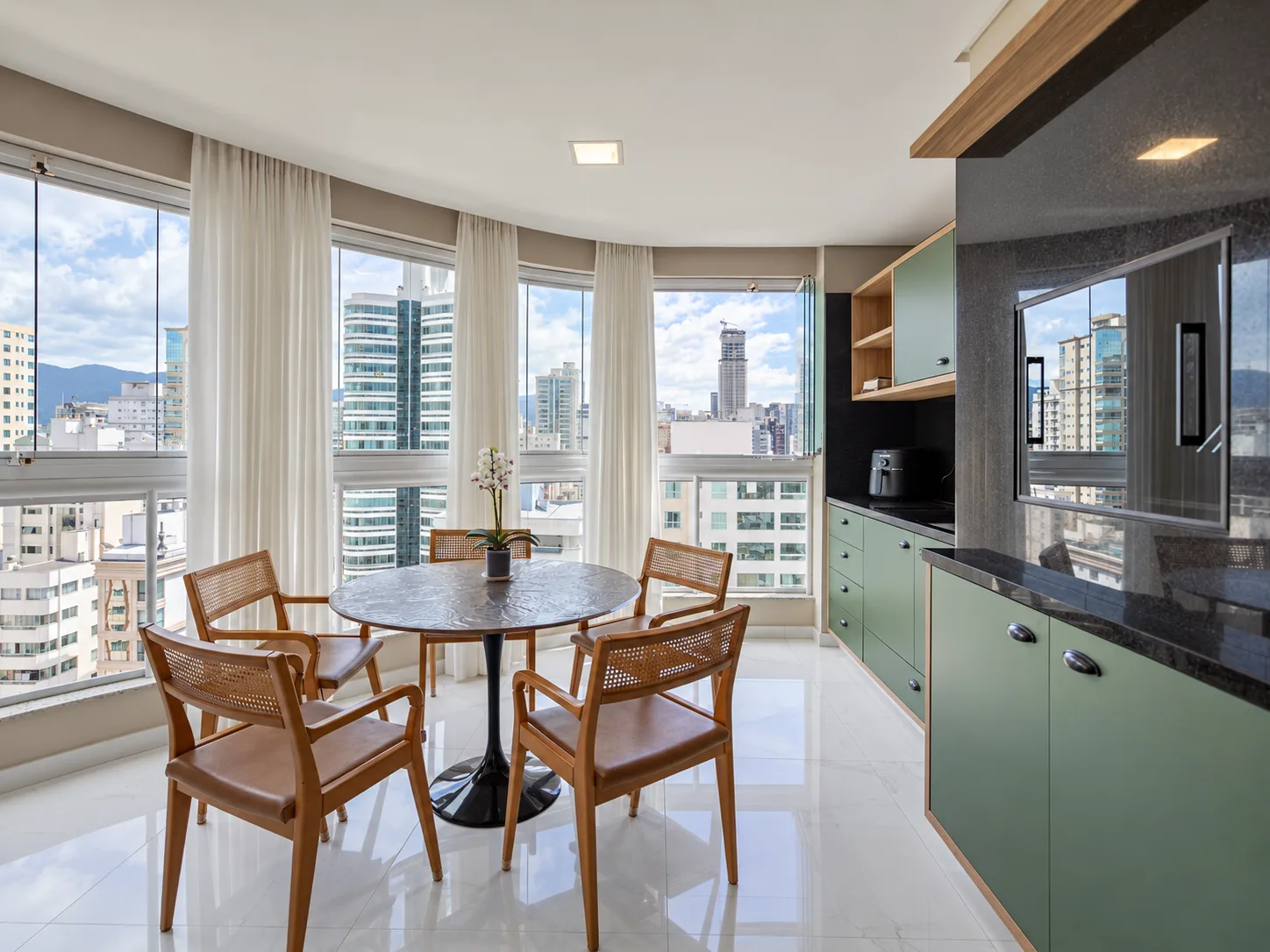 Apartamento 4 suítes em Meia Praia — Meia Praia, Itapema