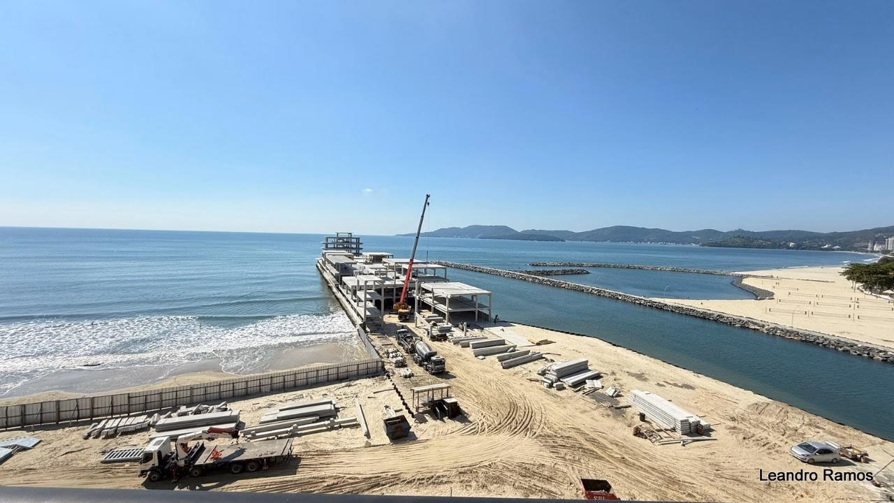 Apartamento 4 suítes em Meia Praia — Meia Praia, Itapema