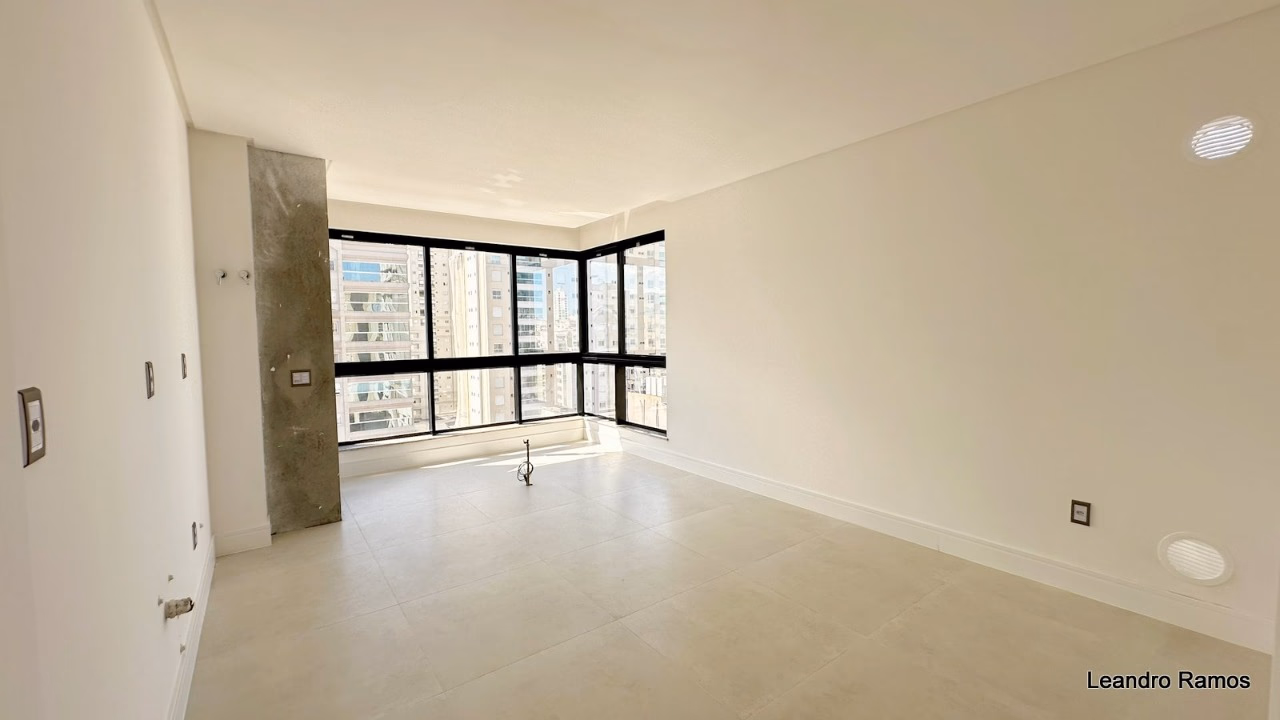 Apartamento 4 suítes em Meia Praia — Meia Praia, Itapema
