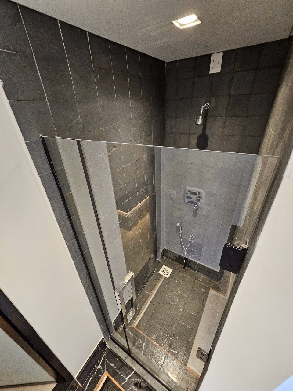 Residencial Brooklyn Tower - Rua 236, Bairro Meia Praia, Itapema - SC (31)