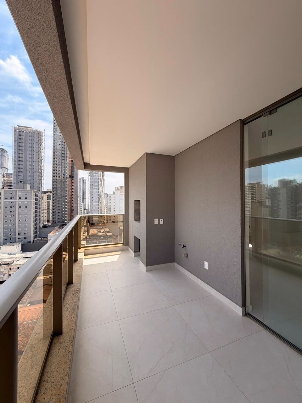 Apartamento 3 suítes em Meia Praia — Meia Praia, Itapema