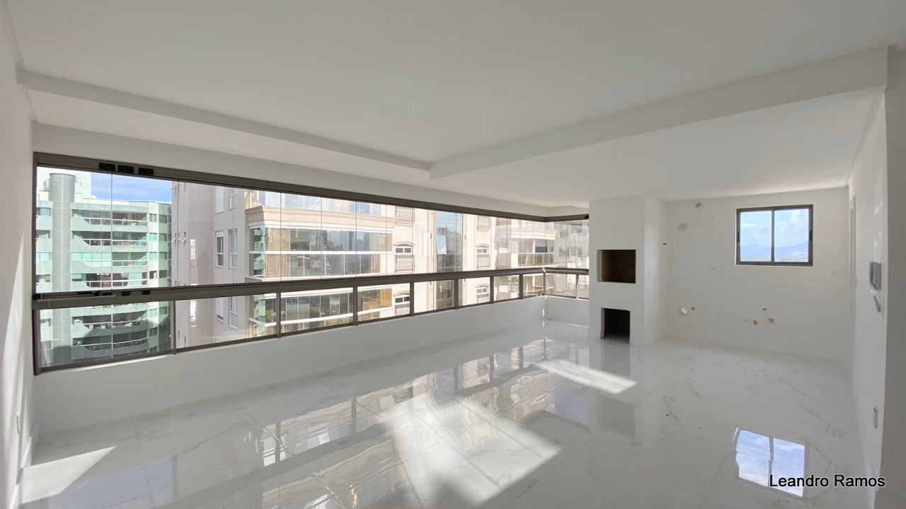 Apartamento 3 suítes em Meia Praia — Meia Praia
