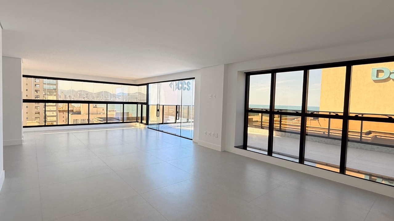Apartamento 4 suítes em Meia Praia — Meia Praia