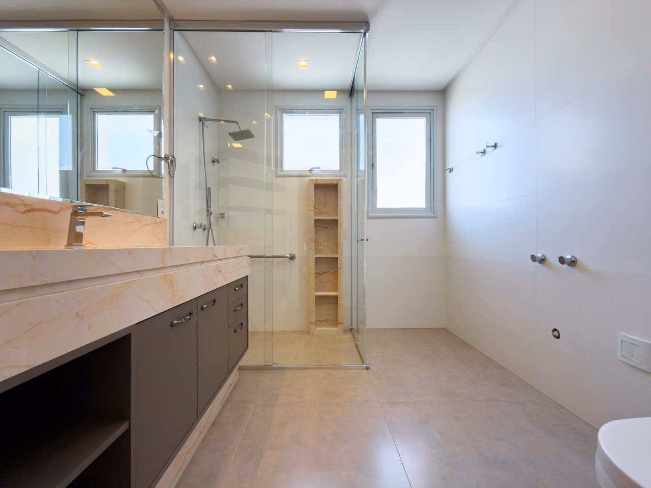 Apartamento 4 suítes em Meia Praia — Meia Praia, Itapema