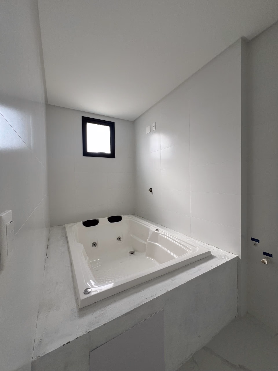 Apartamento 4 suítes em Meia Praia — Meia Praia, Itapema