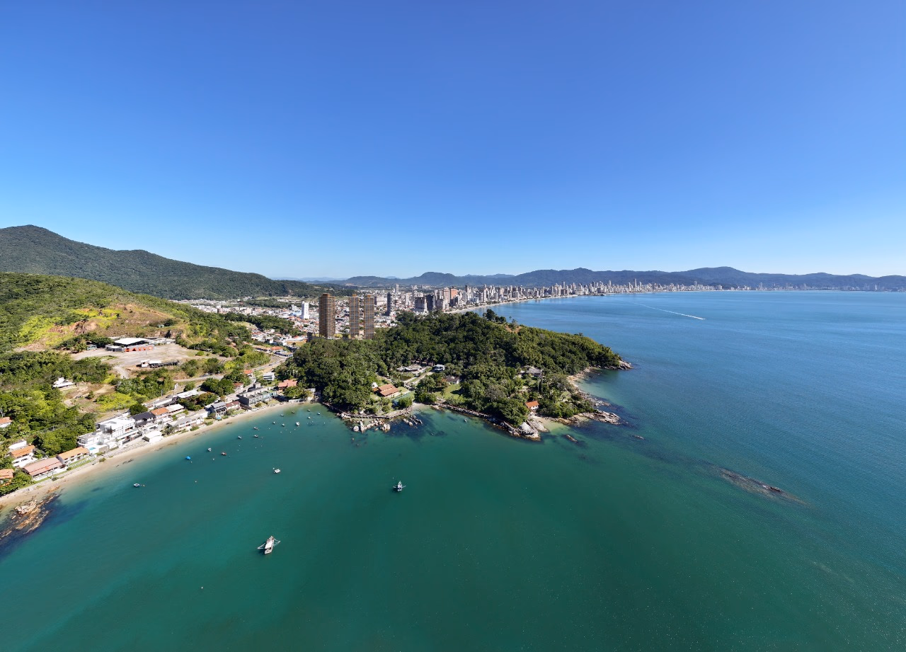 Vista aérea da ponta do Perequê, com o skyline de Itapema ao fundo