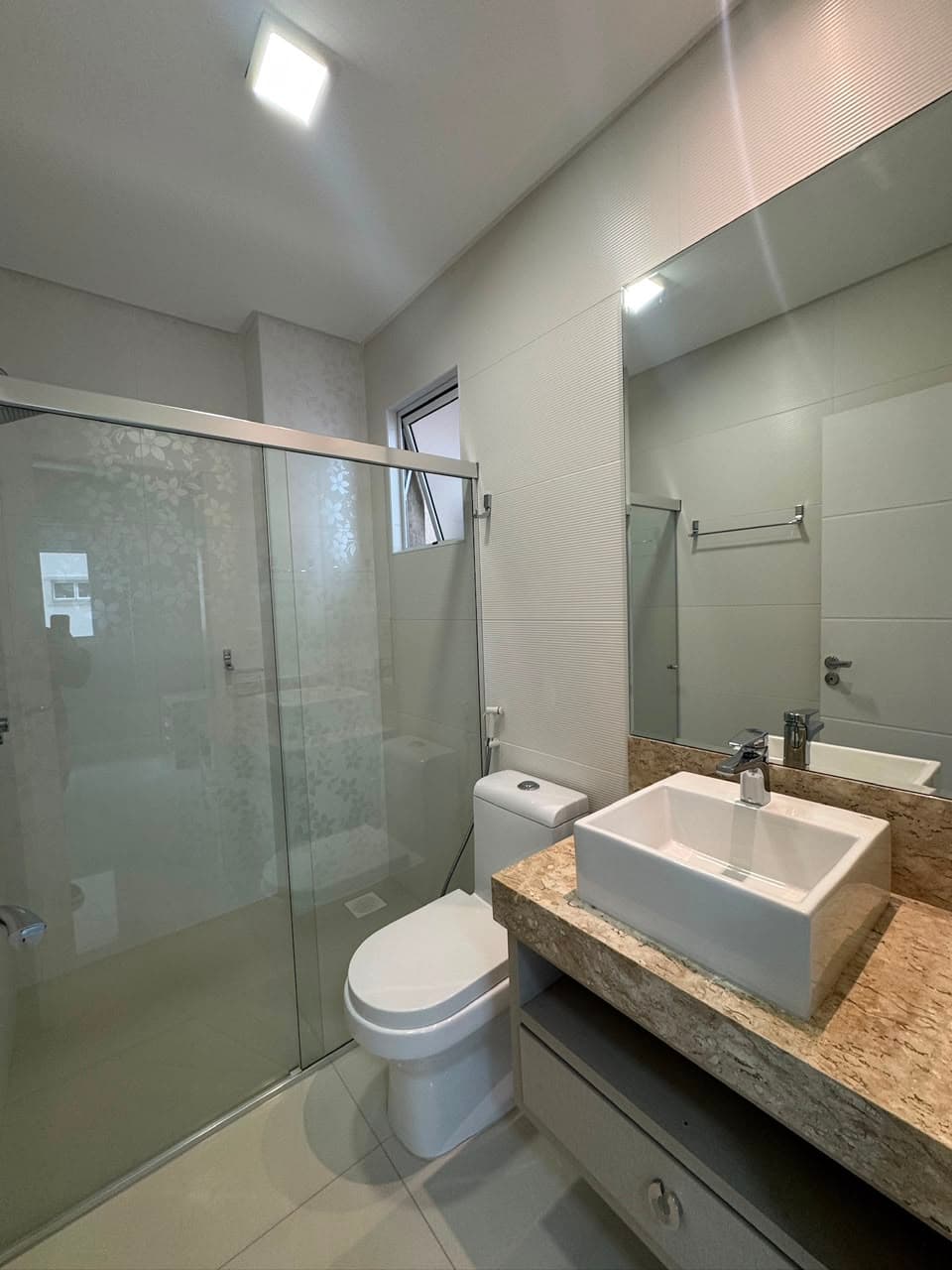 Apartamento 4 suítes em Meia Praia — Meia Praia