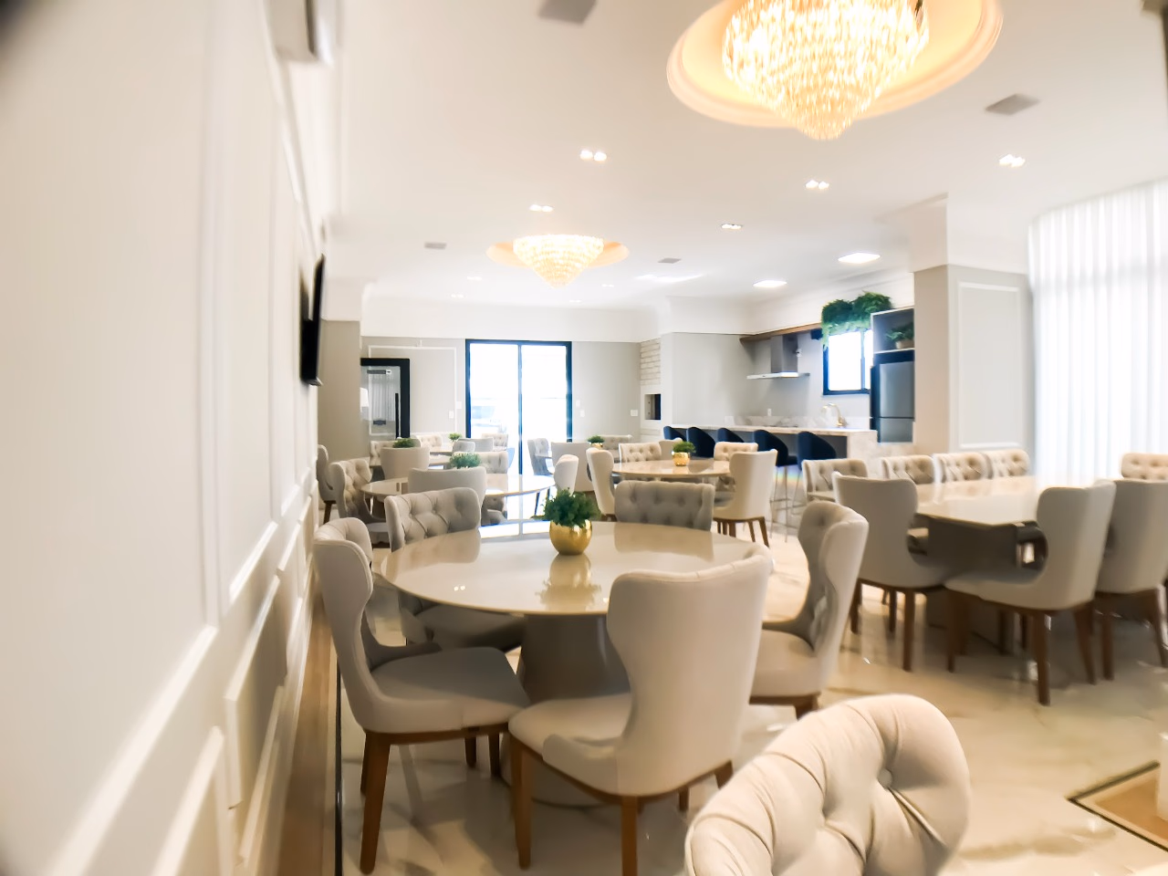 Apartamento frente avenida a venda no Villa de Siena em Meia Praia, Itapema