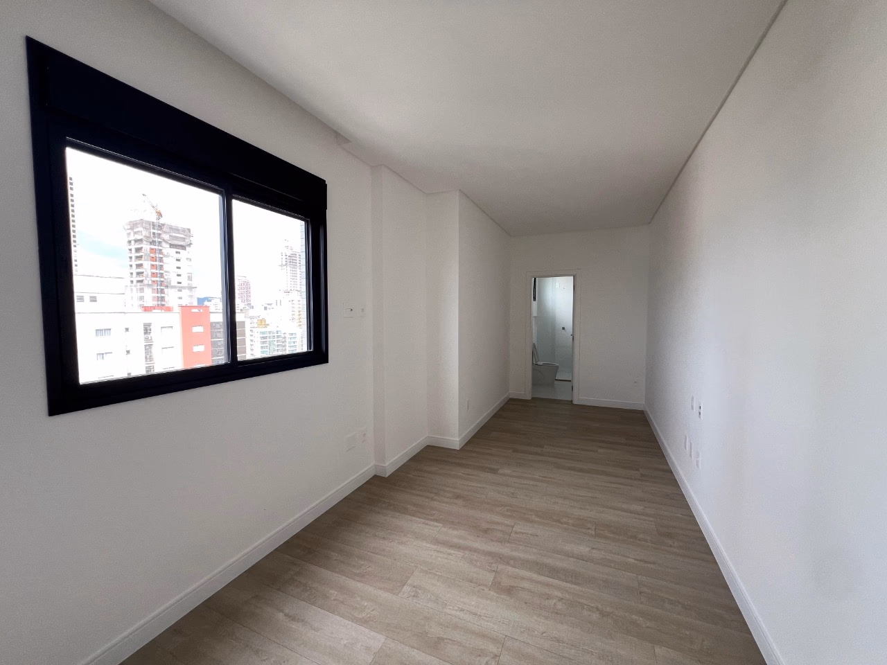 Apartamento 4 suítes em Meia Praia — Meia Praia, Itapema
