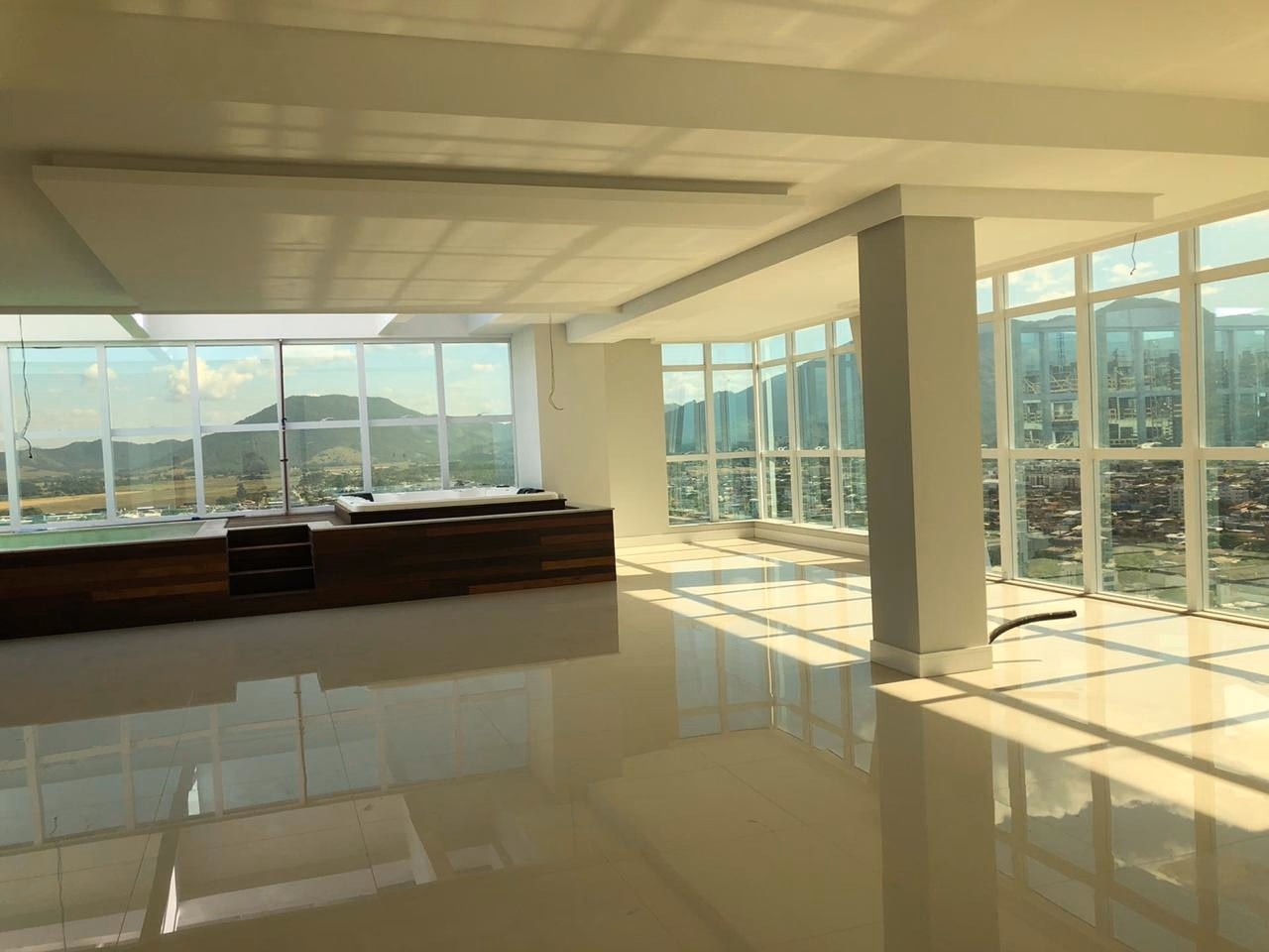 Cobertura 5 suítes em Meia Praia — Meia Praia, Itapema