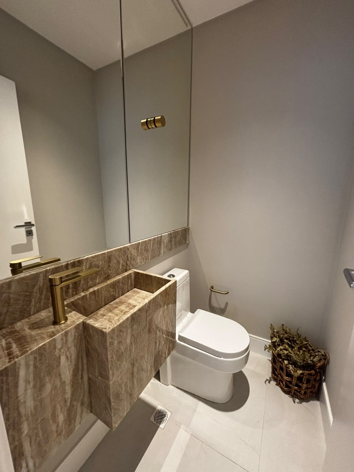 Apartamento 3 suítes em Meia Praia — Meia Praia, Itapema
