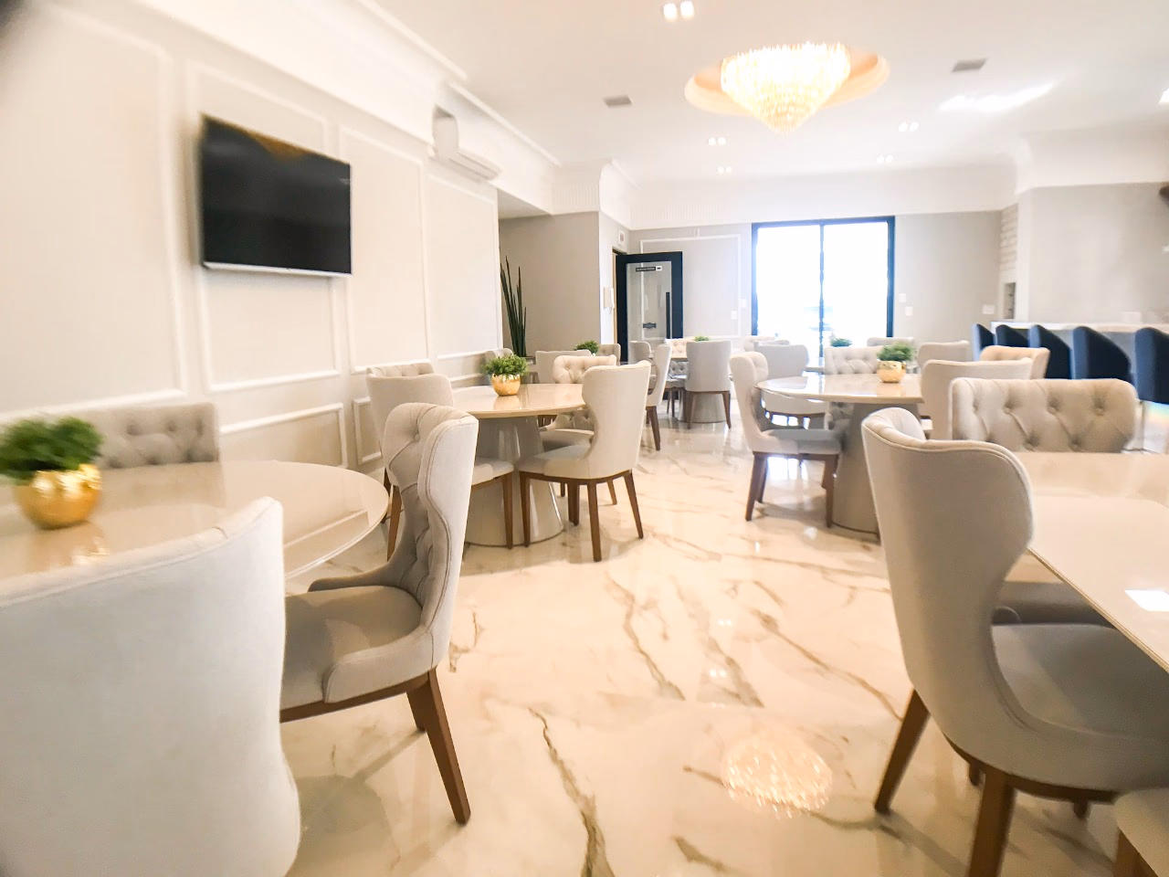 Apartamento frente avenida a venda no Villa de Siena em Meia Praia, Itapema