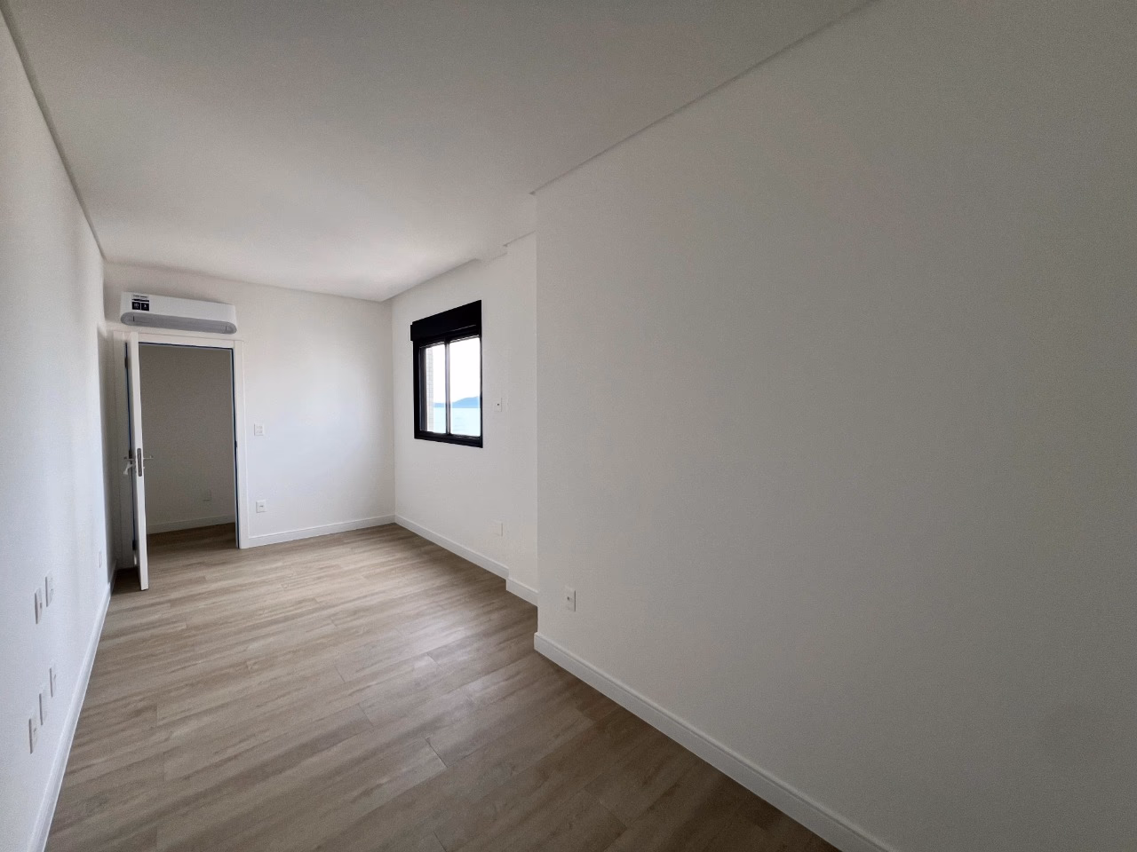 Apartamento 4 suítes em Meia Praia — Meia Praia, Itapema