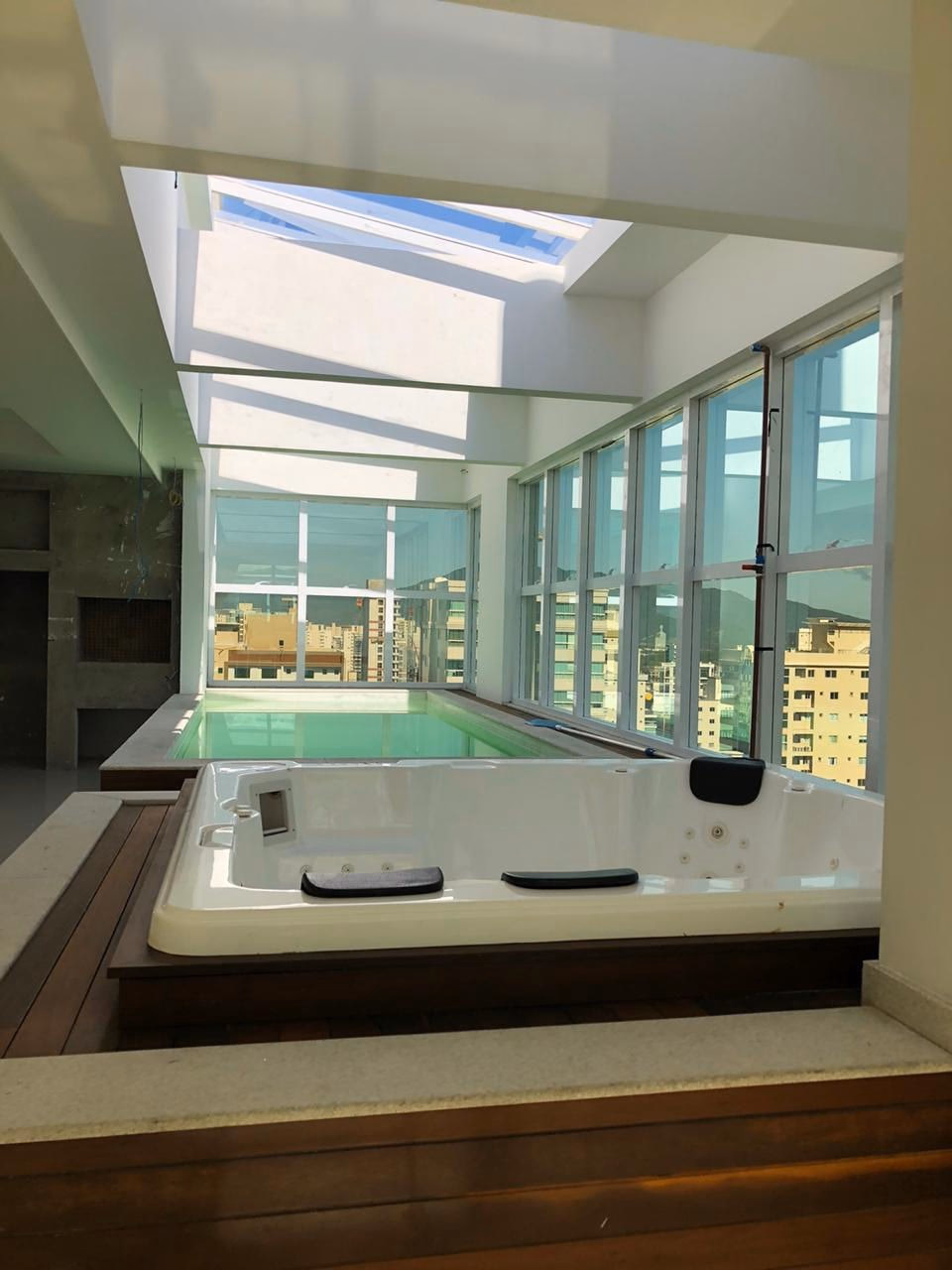 Cobertura 5 suítes em Meia Praia — Meia Praia, Itapema