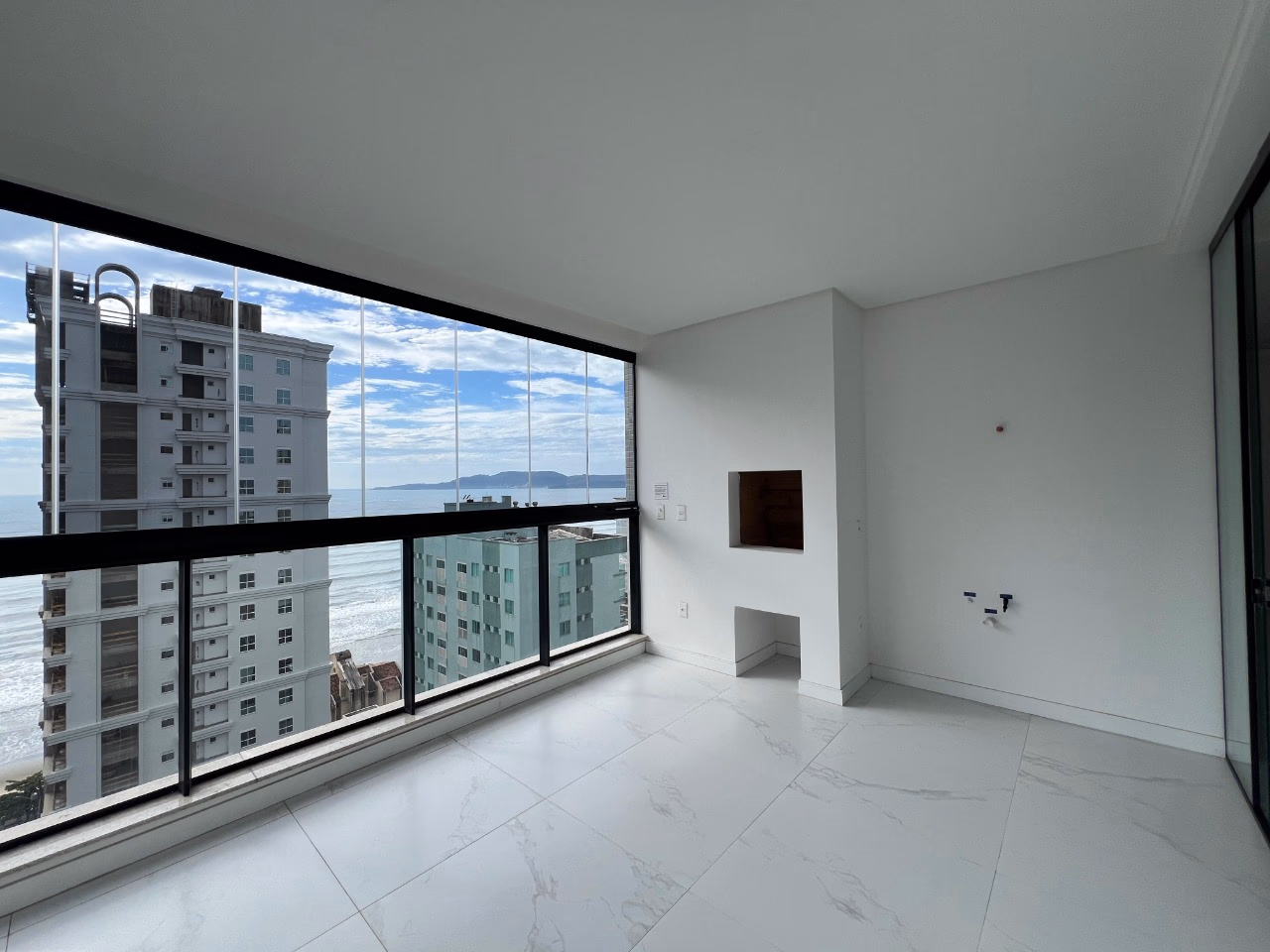 Apartamento 4 suítes em Meia Praia — Meia Praia, Itapema