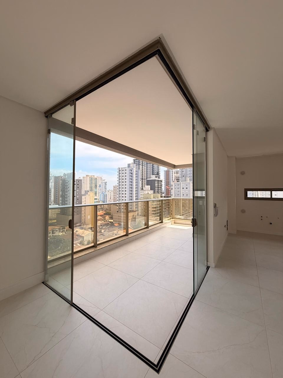 Apartamento 3 suítes em Meia Praia — Meia Praia, Itapema