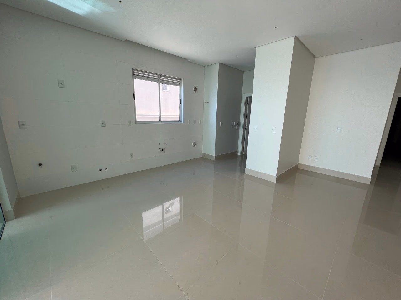 Apartamento 4 suítes em Meia Praia — Meia Praia, Itapema