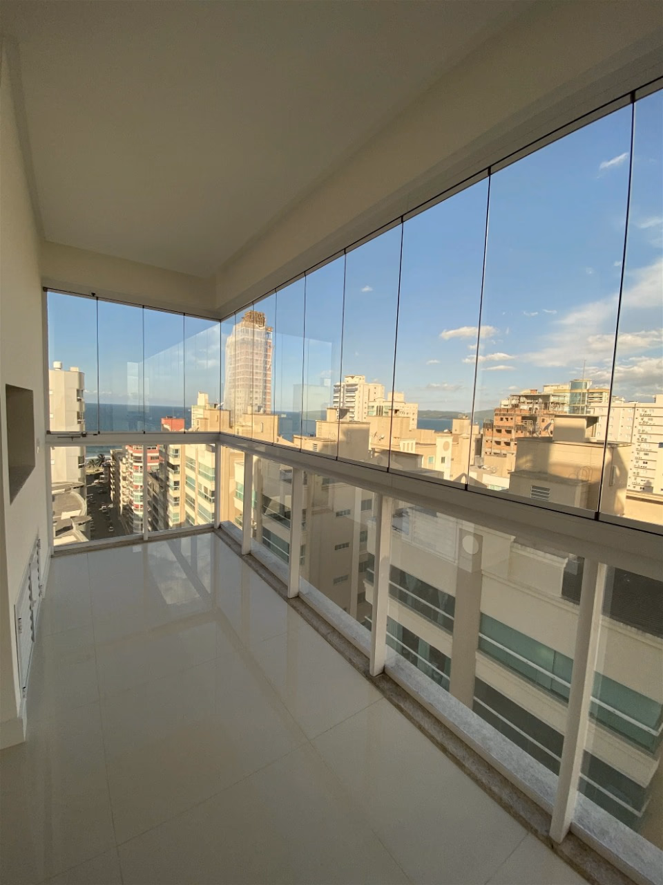 Apartamento 4 suítes em Meia Praia — Meia Praia