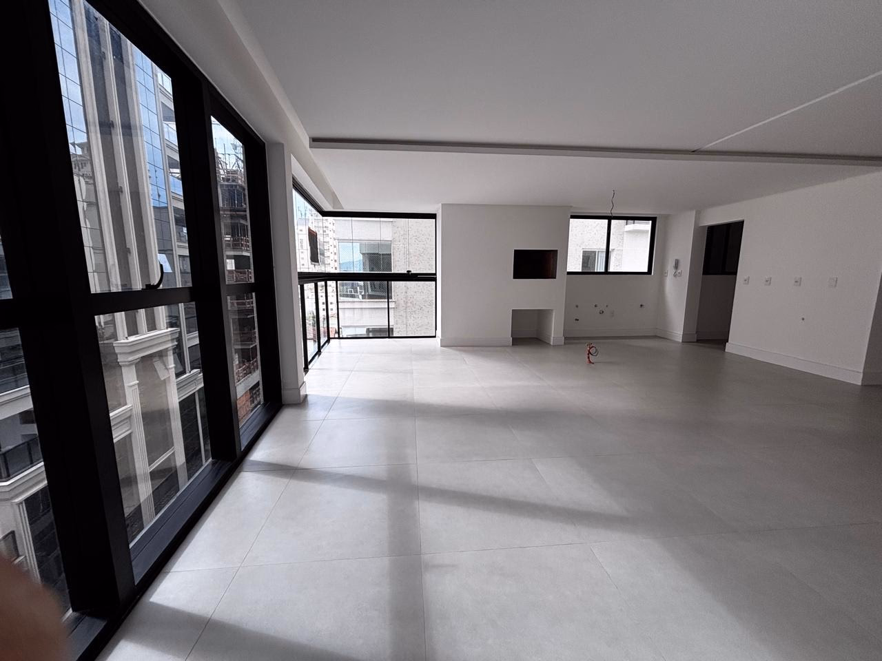 Apartamento 3 suítes em Meia Praia — Meia Praia