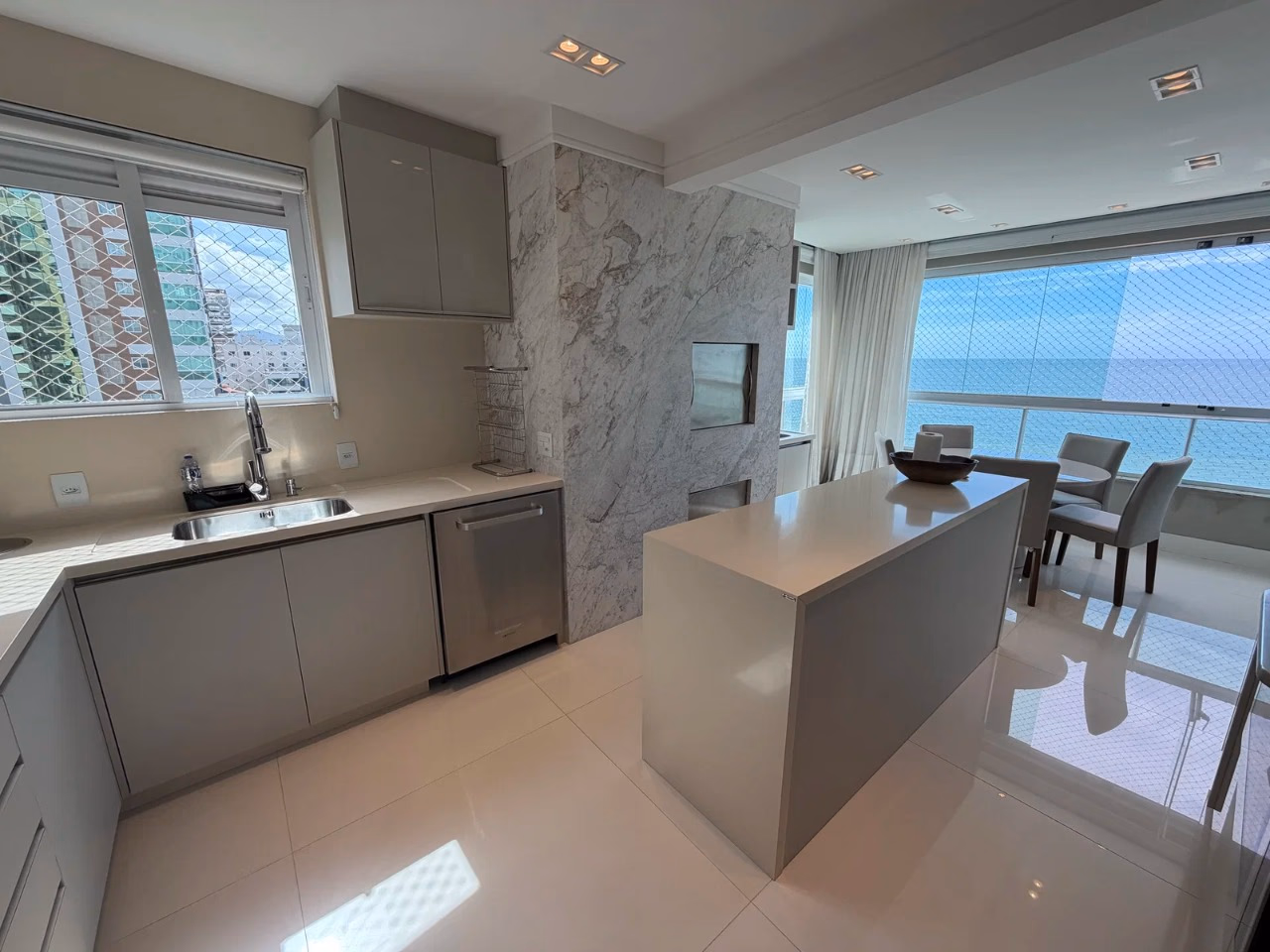 Apartamento 4 suítes em Meia Praia — Meia Praia, Itapema