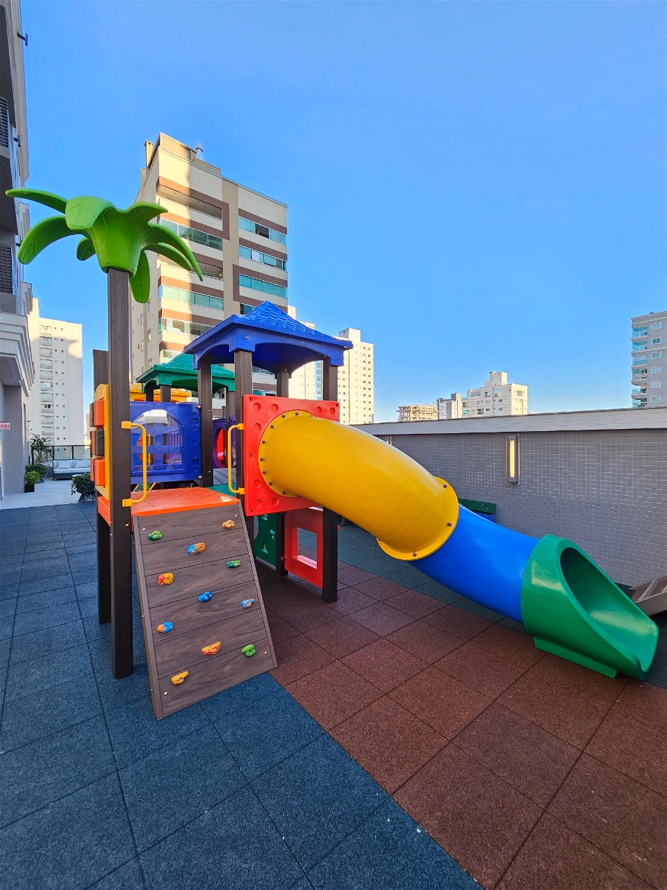 Residencial Brooklyn Tower - Rua 236, Bairro Meia Praia, Itapema - SC (57)